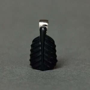 「 借东风 」和田墨玉镶金项坠